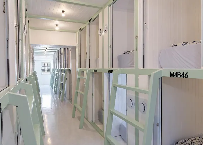 Easy Monday Pool Capsule - Old Town Capsule hotel Bangkok