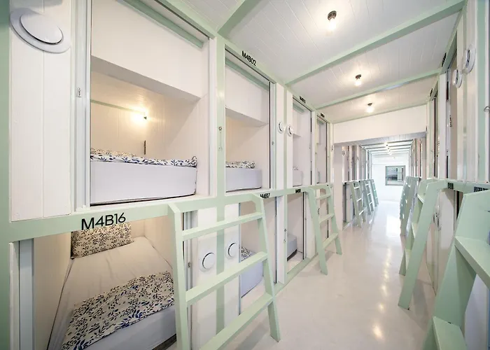 Capsule hotel Easy Monday Pool Capsule - Old Town