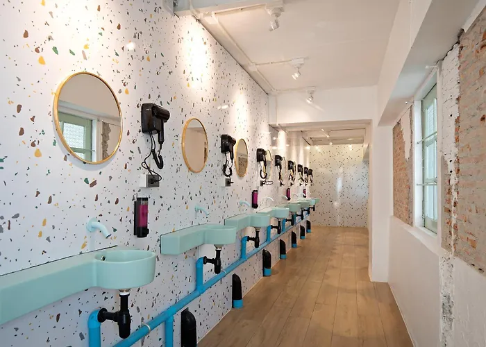 Easy Monday Pool Capsule - Old Town Capsule hotel *