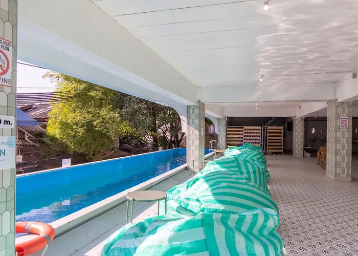 Easy Monday Pool Capsule - Old Town Capsule hotel Bangkok